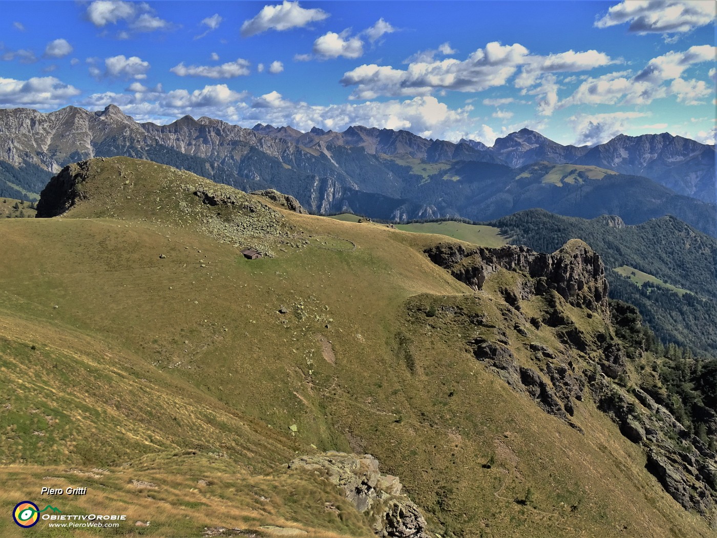 57 Dall'alto vista su torrione con croce-baita-altare Mincucco .JPG